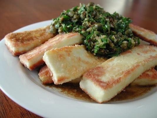 Gebakken halloumi-kaas met kappertjesvinaigrette