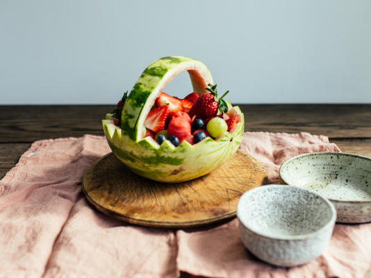 watermeloen mand fruitsalade