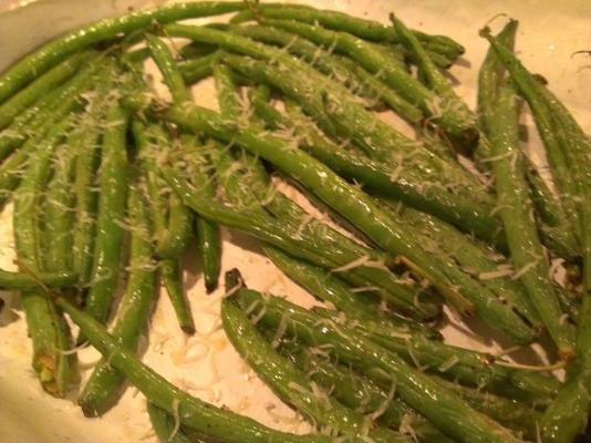 geroosterde pittige parmezaanse groene bonen