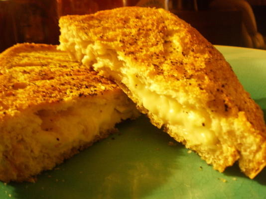 gegrilde camembert sandwiches (of brie)
