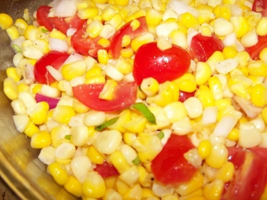 verse salade van maïs en tomaat