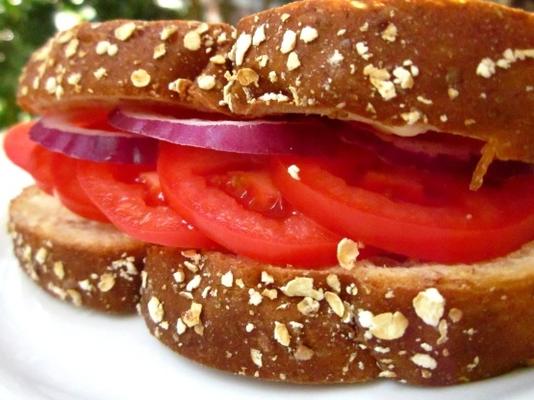 roodgloeiende mayo en tomatensandwiches