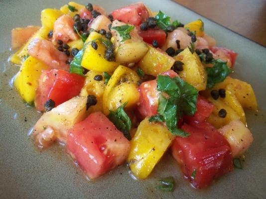 heirloom tomatensalade met knapperige kappertjes