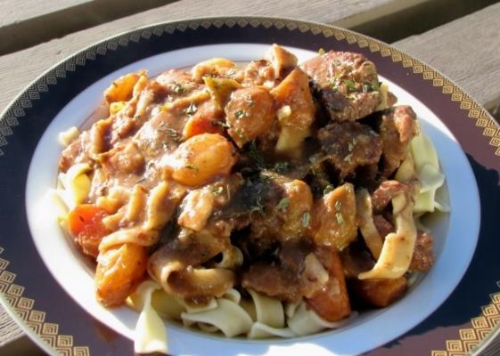 rundvlees bourguignonne met ei noedels