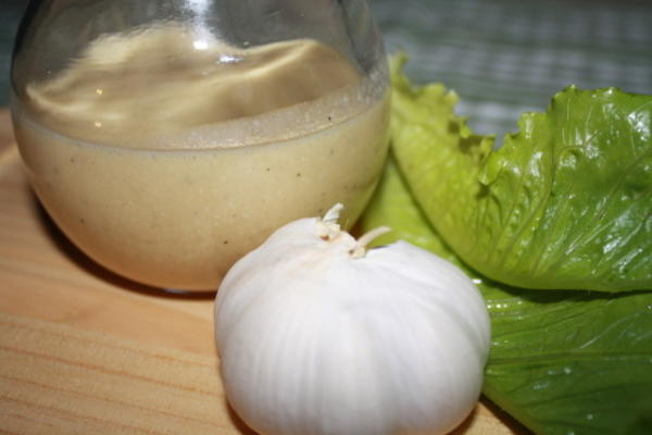 de snelle en gemakkelijke caesar saladedressing van de makelaar