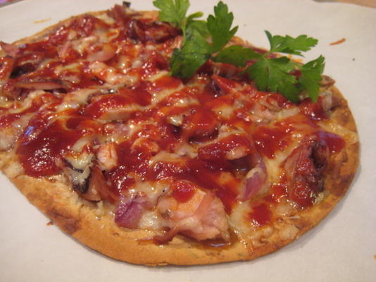 flatbread pizza met bbq kip, gruyere en gekarameliseerde ui