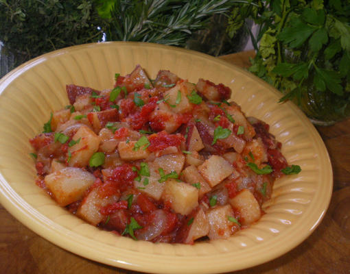 portugese stijl redskin aardappelsalade met tomaten en knoflook