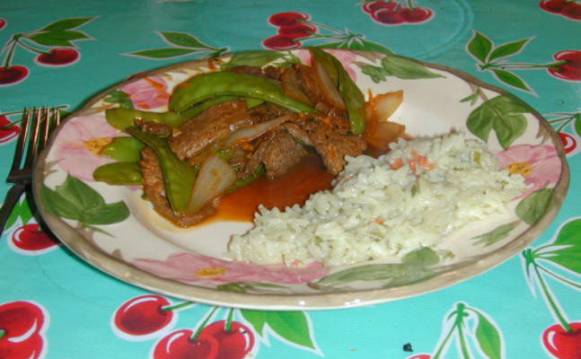 mandarijnroergebakken rundvlees met uien en peultjes
