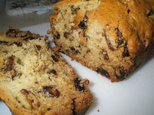 dadels en walnoten in een brood