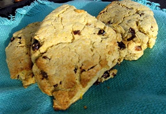 citroen maïsmeel scones met gedroogde kersen