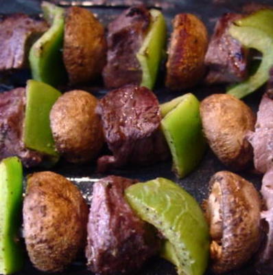 kabobs van rundvlees, peper en champignons