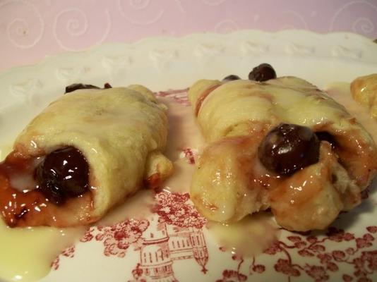 gevulde crescent roll donuts