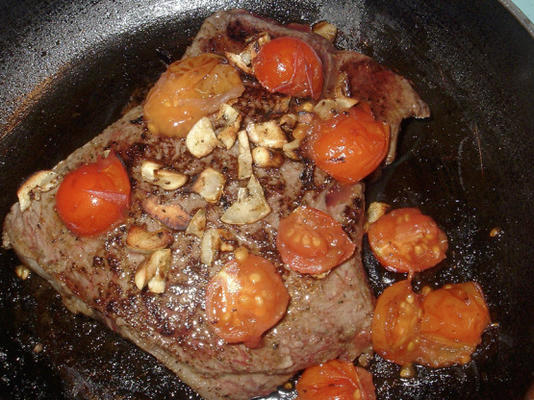 entrecote met tomaten en knoflook (voor 1 dubbel voor 2)