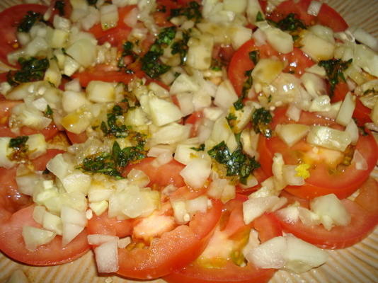 tomaat - komkommersalade met vers basilicum