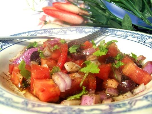 tomatensalade met olijven en ui