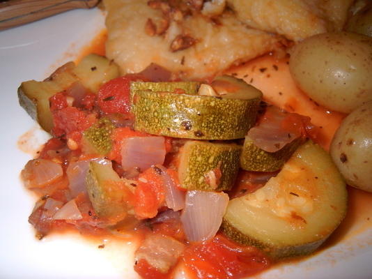 Italiaanse gestoofde courgette en tomaten