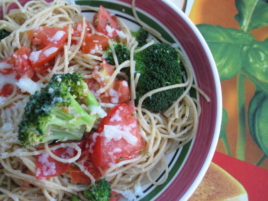 pasta met tomaten, broccoli en kaas