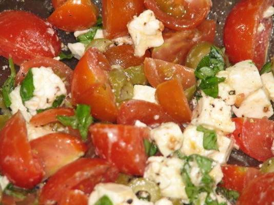 salade van feta, tomaat, basilicum en olijven