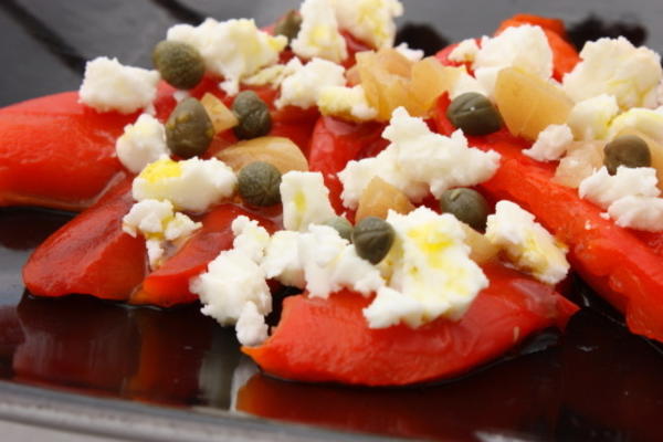 geroosterde rode paprika's met feta, kappertjes en geconserveerde citroenen