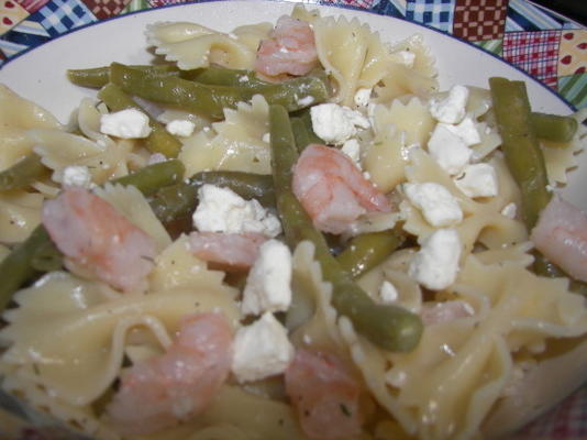 garnalen, groene bonen en feta pastasalade