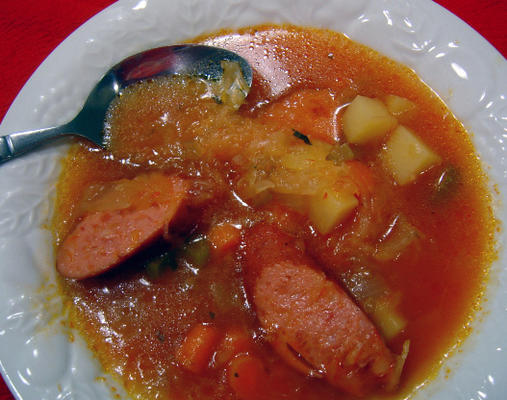 kielbasa en zuurkool soep (borsch, borsjt)