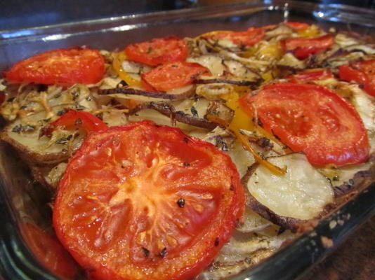 aardappelgratin met paprika, uien en tomaten