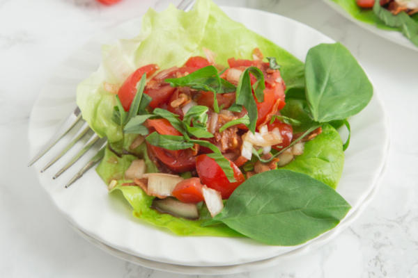 tomaat en spek salade in bibb sla bekers