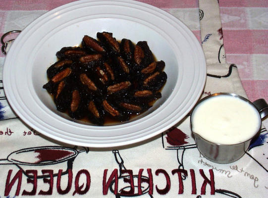 aracia mahshia-bil-goz (walnoten gevulde pruimen)