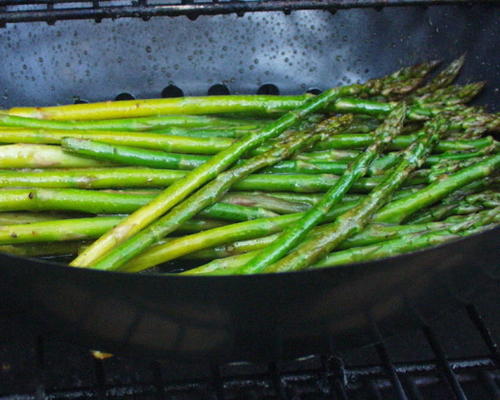 een schop in de asperges