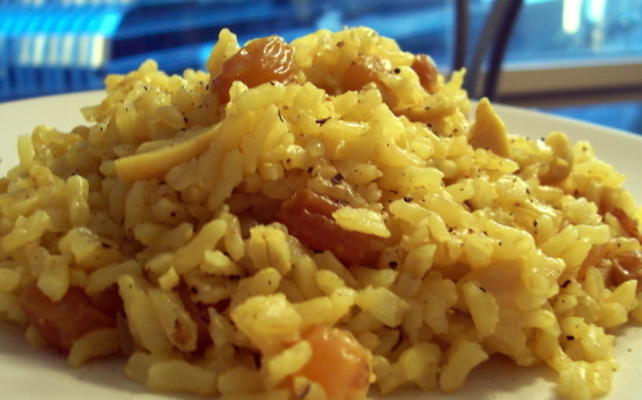 rijstpilaf met pijnboompitten en gouden rozijnen