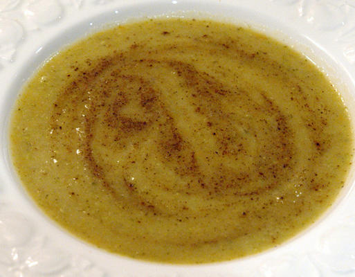geroosterde knoflook, aardappel en groentesoep