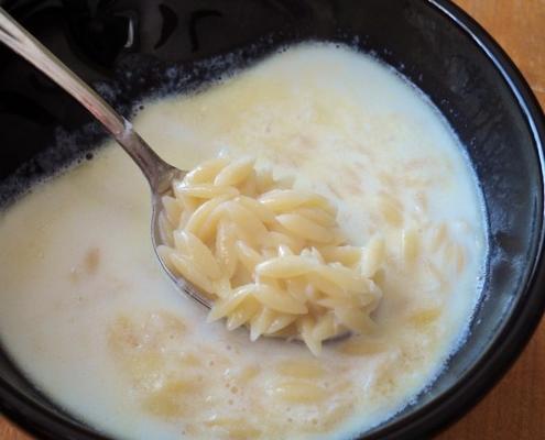 Estlandse melksoep met pasta-vormen (makaroni-piimasupp)