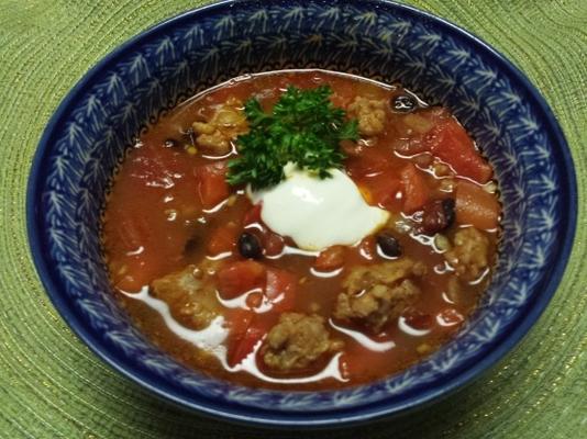 gezonde zwarte bonesoep met kalkoenworst