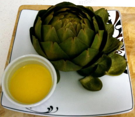 gekookte artisjok met een knoflookboterdipsaus