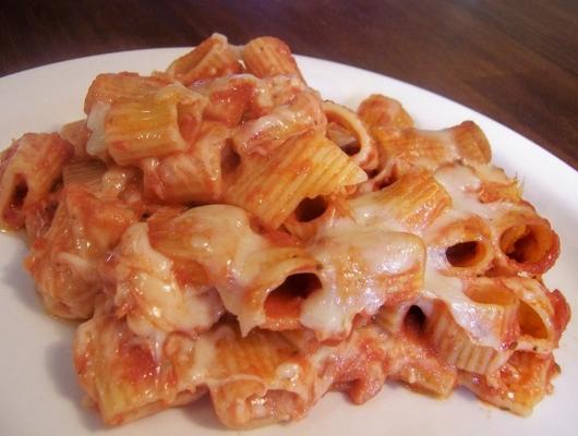 Italiaanse braadpan (rigatoni en kaas met tomatensaus)
