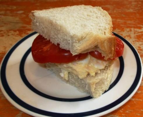 brauoterta andndash; IJslandse stijl sandwich: tonijn en ei