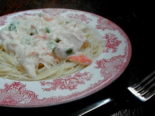 angel hair pasta en krab met alfredo saus