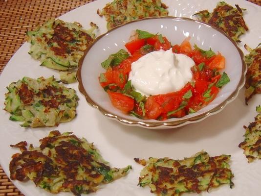 courgette en sumac beignets met tomaat en muntsalsa