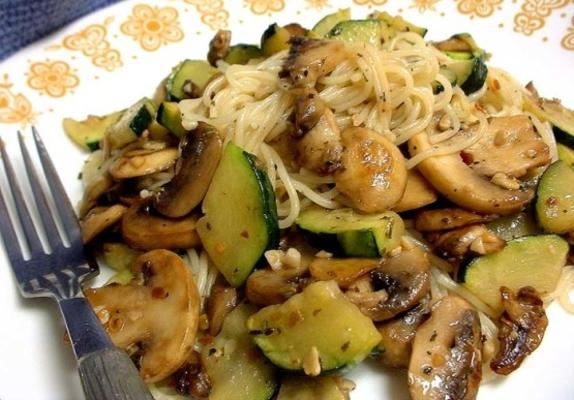 pasta-courgette-champignons gooien met knoflook-kruidensaus voor één