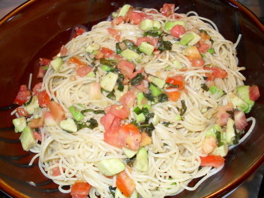 engelenhaar met avocado en tomaten