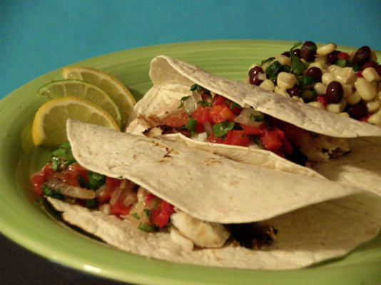 gegrilde heilbot taco's met geroosterde tomaat en tequila salsa