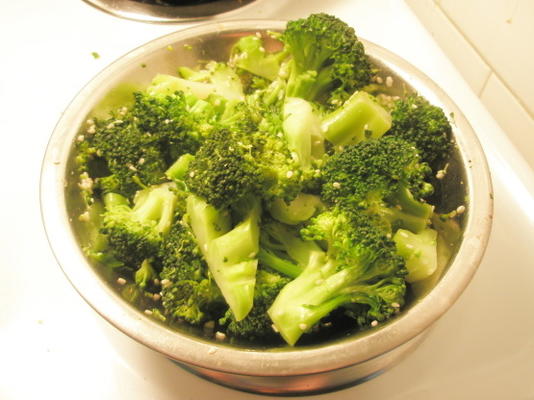broccoli met sesamzaad en lente-uitjes