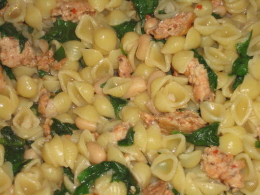 pasta schelpen met bonen, groenten en worst