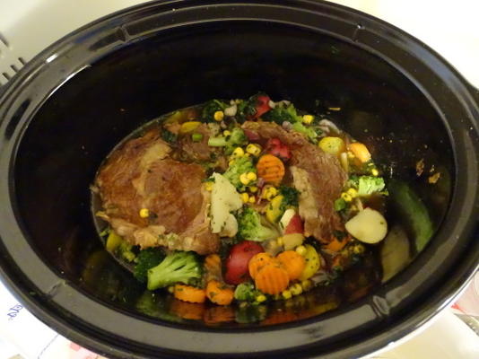 rib eye steak en groenten gekookt in een crock pot-slow cooker