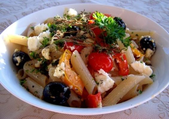 penne pasta met feta en zomergroenten