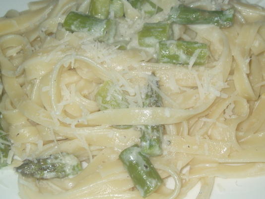 fettuccine met asperges in limoensaus