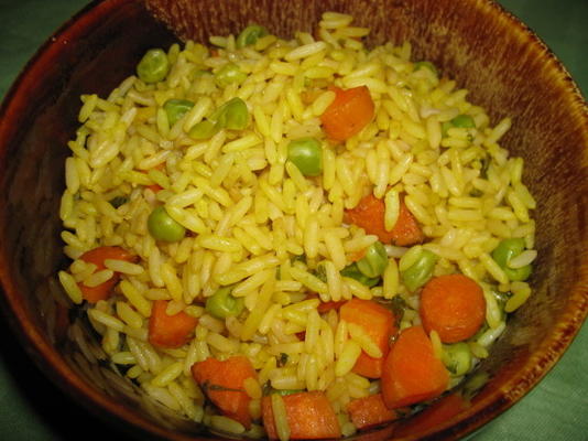 rijst met wortelen en erwten (rijstkoker)