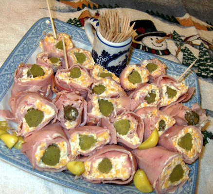 gemakkelijke pickle-in-the-middle bologna wrap appetizers