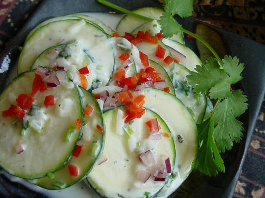 salade van courgette en uien