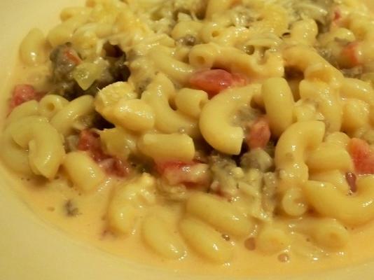 worst, tomaat, macaroni en kaas braadpan